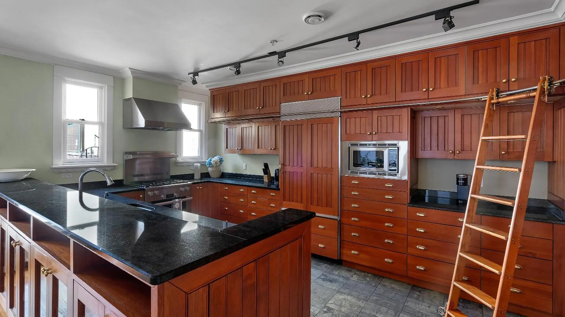 The Vancouver Heritage Home - Mount Pleasant